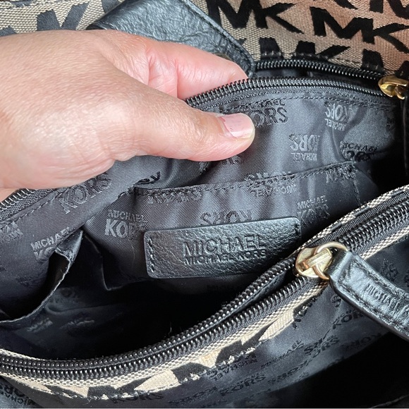 Micheal Kors Handbag - Picture 2 of 7